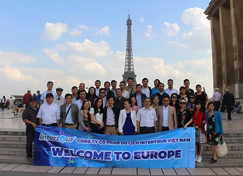 Đoàn du khách Việt Nam thăm châu Âu